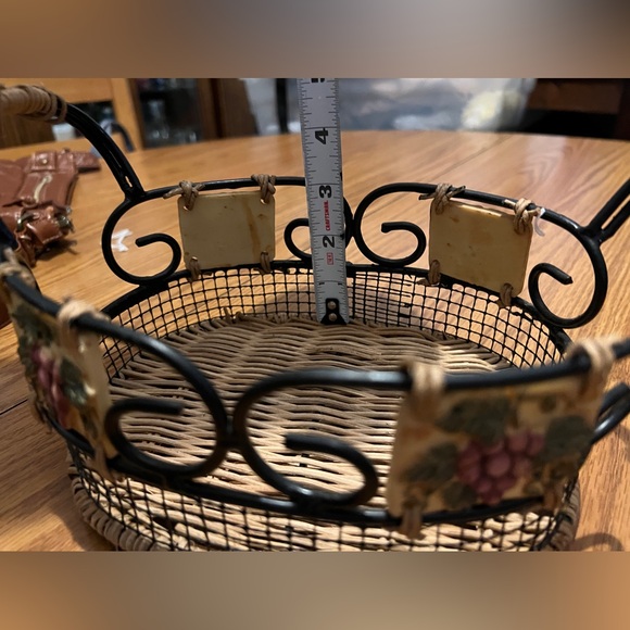 Vintage cast iron and grape tiles oval wicker basket - Picture 2 of 5